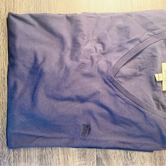 Burberry Men’s Navy V-Neck T-Shirt - Picture 4 of 4